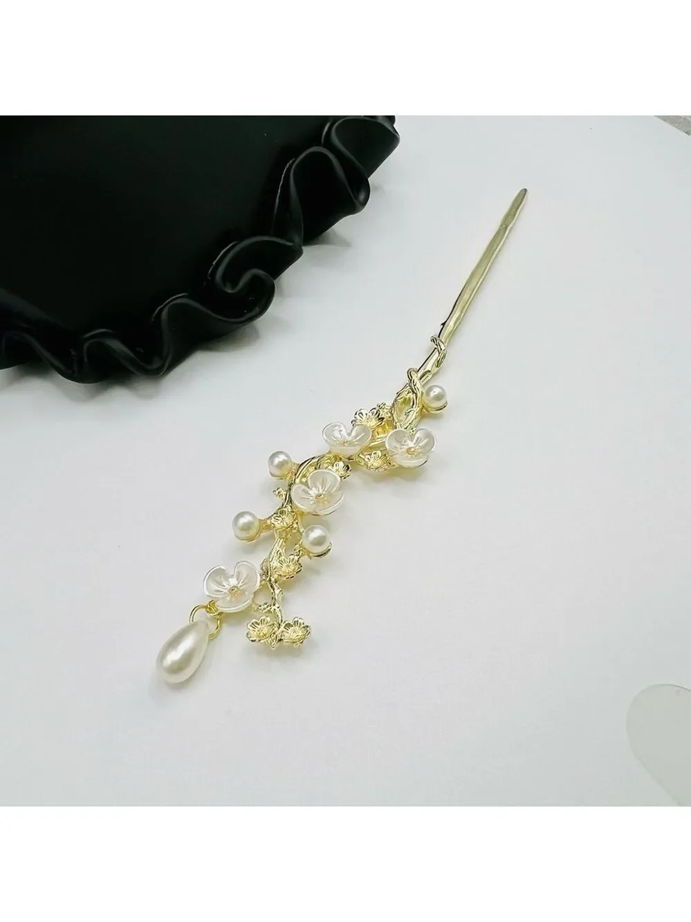 Elegant Gold and Pearl Hairpin